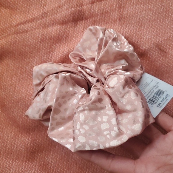 Scunci Collection Pink/Mauve Leopard Hair XL Scrunchie - Picture 5 of 5